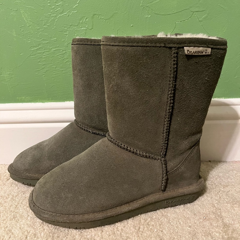 Size 6 Olive Bearpaw Boots!